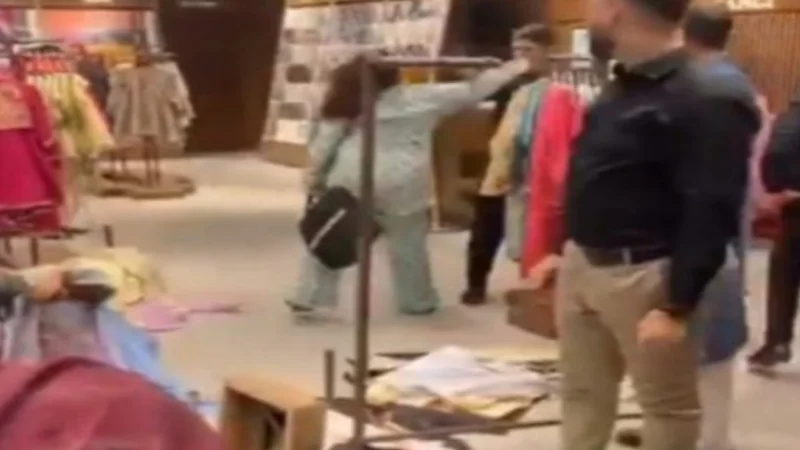Rich woman beats sales boy with slaps and punches in Karachi Mall, Video goes viral