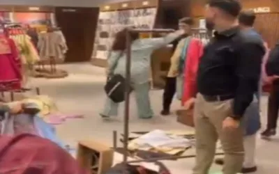 Rich woman beats sales boy with slaps and punches in Karachi Mall, Video goes viral