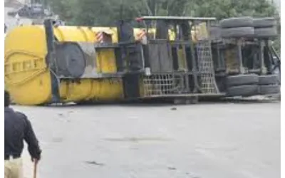 Traffic disruption on Shahrah-e-Faisal after oil tanker crash