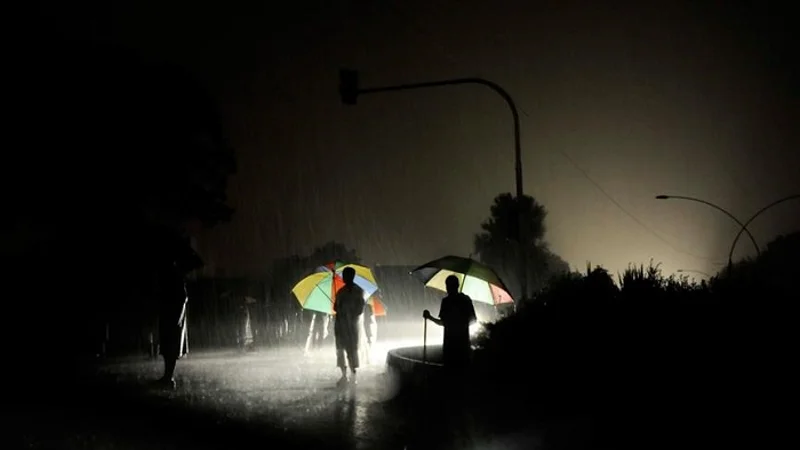 Localities experience power outages after rainfall in Karachi