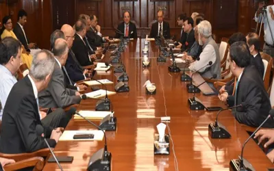Finance Minister holds meeting with SBP Governor