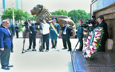 PM Shehbaz lays wreath at Ismail Somoni monument