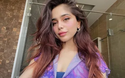 Pakistani Singer Aima Baig Warns Fans About Fake Snapchat Account