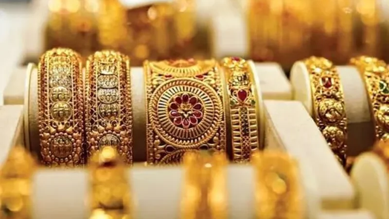 Gold prices rise further in global and local markets