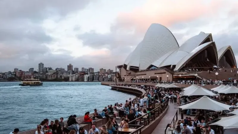 Sydney swelters as extreme spring heat raises bushfire risk