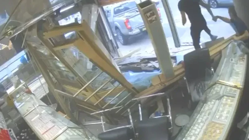Armed gang ram-raids Pakistan Jewellers in Bradford; owner fights back with baseball bat