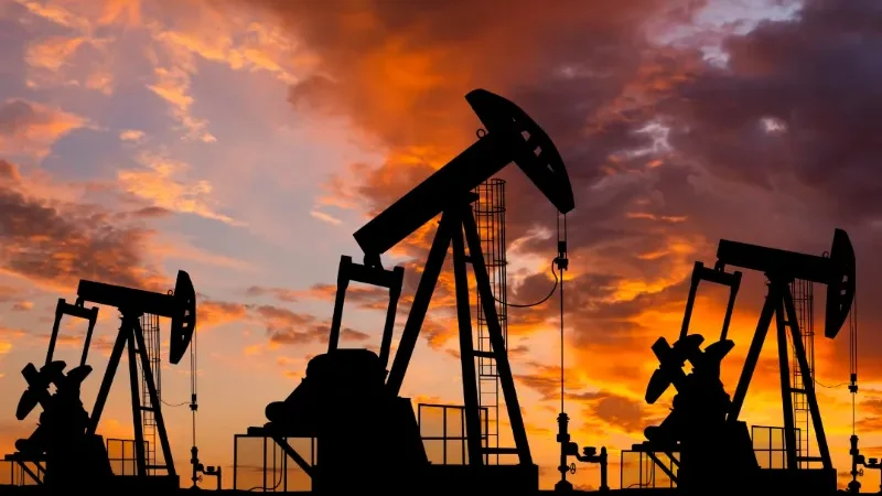 Global oil prices climb as Middle East supply risks grow