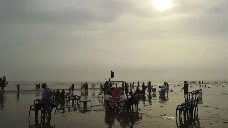 Karachi may receive light rain as hot and humid weather persists