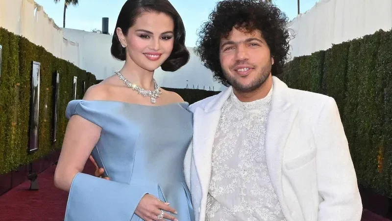 Selena Gomez’s playful puckered lips sends fans into a buzz over Benny Blanco show