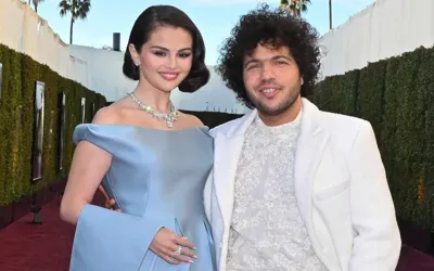 Selena Gomez’s playful puckered lips sends fans into a buzz over Benny Blanco show