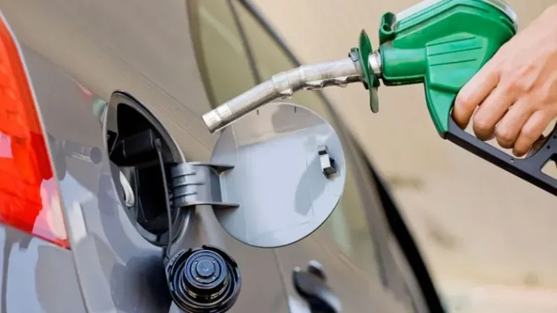 Govt increases petrol price by Rs4.61 per liter, reduces diesel rate by Rs1.96