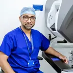 British-Pakistani surgeon sets UK record with 400 single-port robotic gynecological procedures