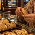 Gold prices fall in global and local markets