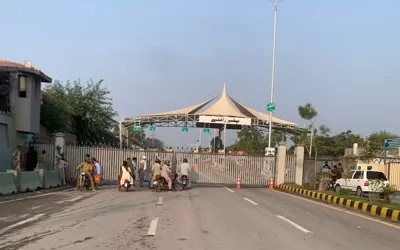 Government seals off Peshawar as PTI long march continues; party opposes possible governor's rule