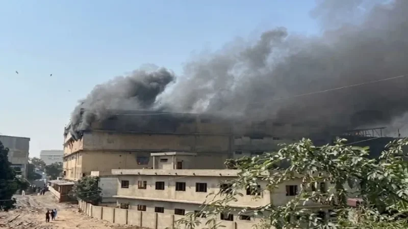 Massive blaze intensifies at Karachi’s SITE Metroville garment factory warehouse