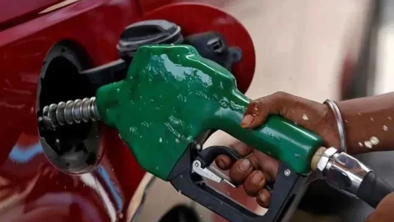 Petrol consumers get small relief as diesel price goes up - federal government, petrol, Petroleum Division, price of diesel