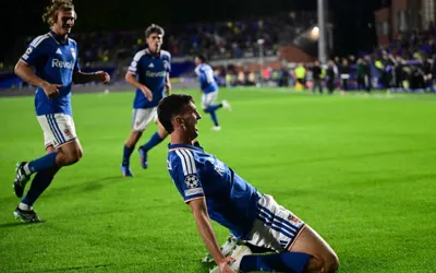 Como, in Champions League debut, stuns Manchester United 4-1