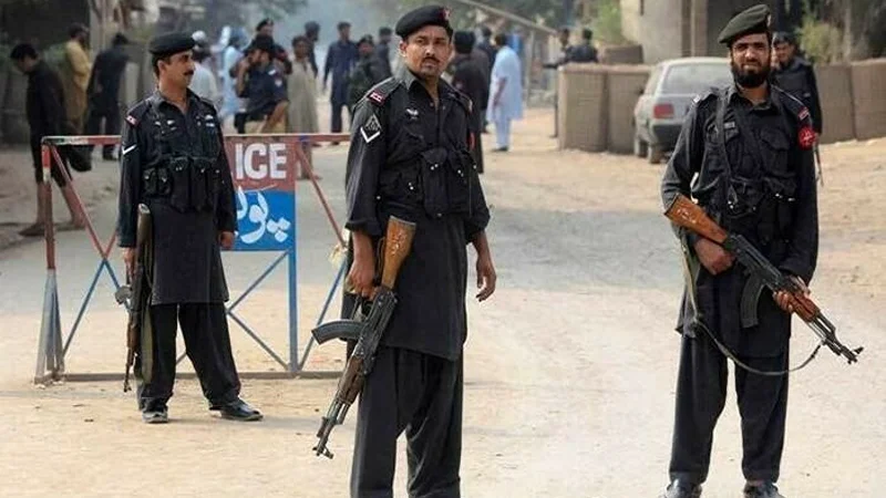 Civilian killed, four cops injured in Bannu grenade attack