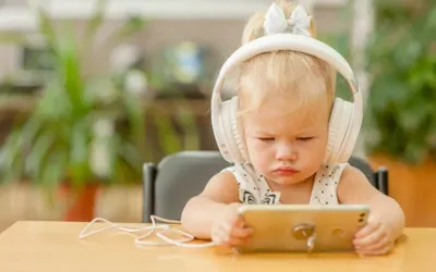 Babies should have no intentional screen time, landmark study suggests