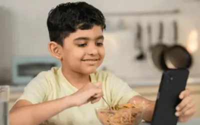 Using mobile devices at meals can impact kids’ growth