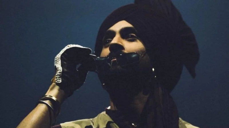 Diljit Dosanjh give his concert entry with Pakistani song “Uddi Ja”