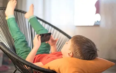Psychiatrist suggest children get smartphones after age 12