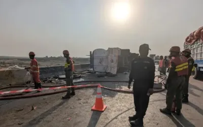 Bus–oil tanker collision leaves 14 dead near M9 Karachi