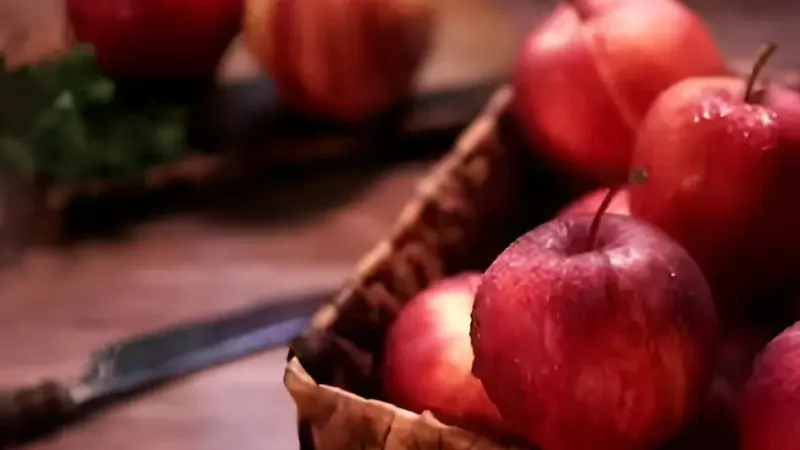Experts say eating two apples on empty stomach good for liver health
