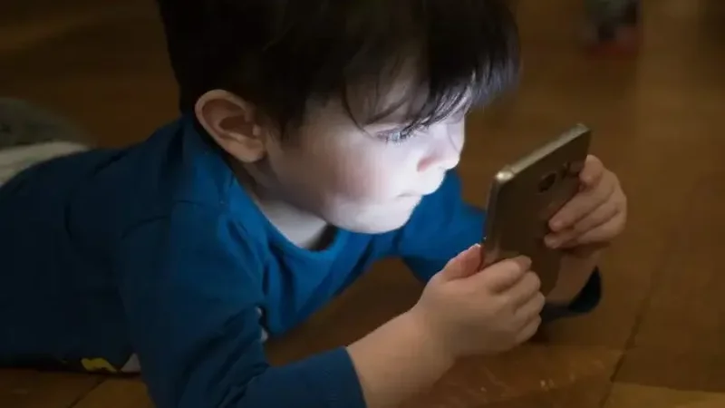 Smartphone use in children by age 12 lead to depression