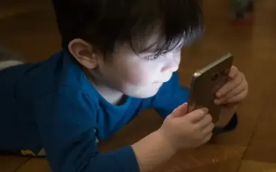 Smartphone use in children by age 12 lead to depression