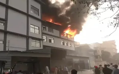 Karachi: Massive Fire Breaks Out at Factory in Landhi Export Processing Zone