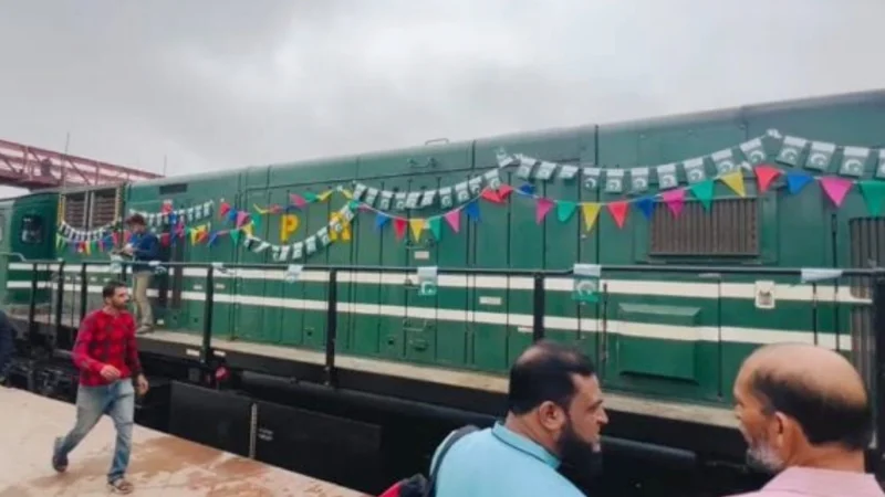 Special Independence Train flagged off from Karachi to Tharparkar