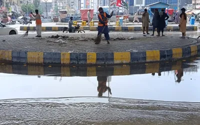 Karachi’s laborers struggles through floods despite holiday